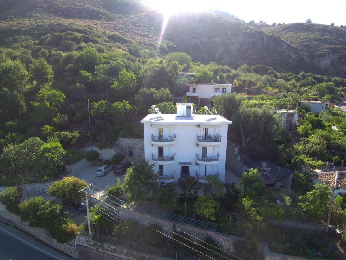 Apartments Vila Emiliano Borsh Bagian luar foto